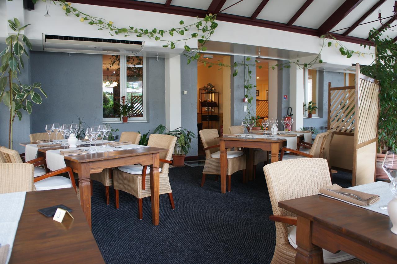 Châteaumeillant Hotel Restaurant La Goutte Noire מראה חיצוני תמונה