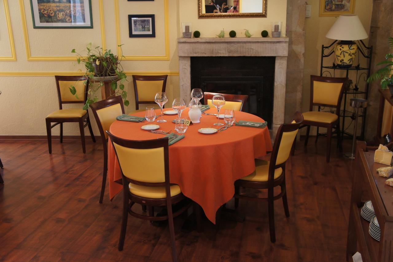 Châteaumeillant Hotel Restaurant La Goutte Noire מראה חיצוני תמונה