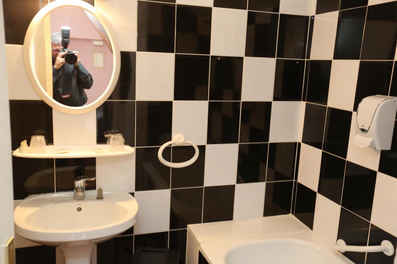 Châteaumeillant Hotel Restaurant La Goutte Noire מראה חיצוני תמונה